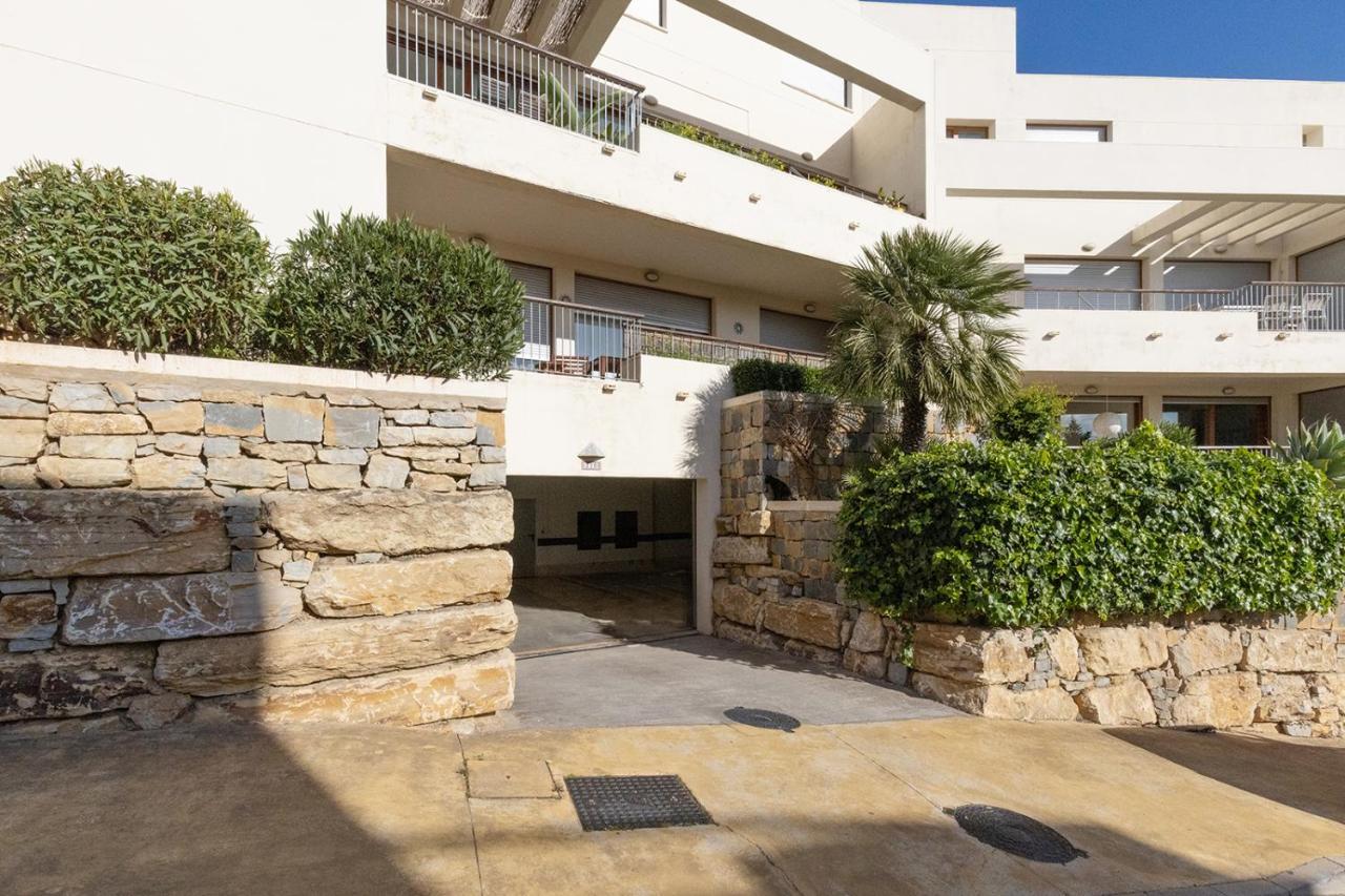Modern, Elite Hillside W/sea & Mountain Views *