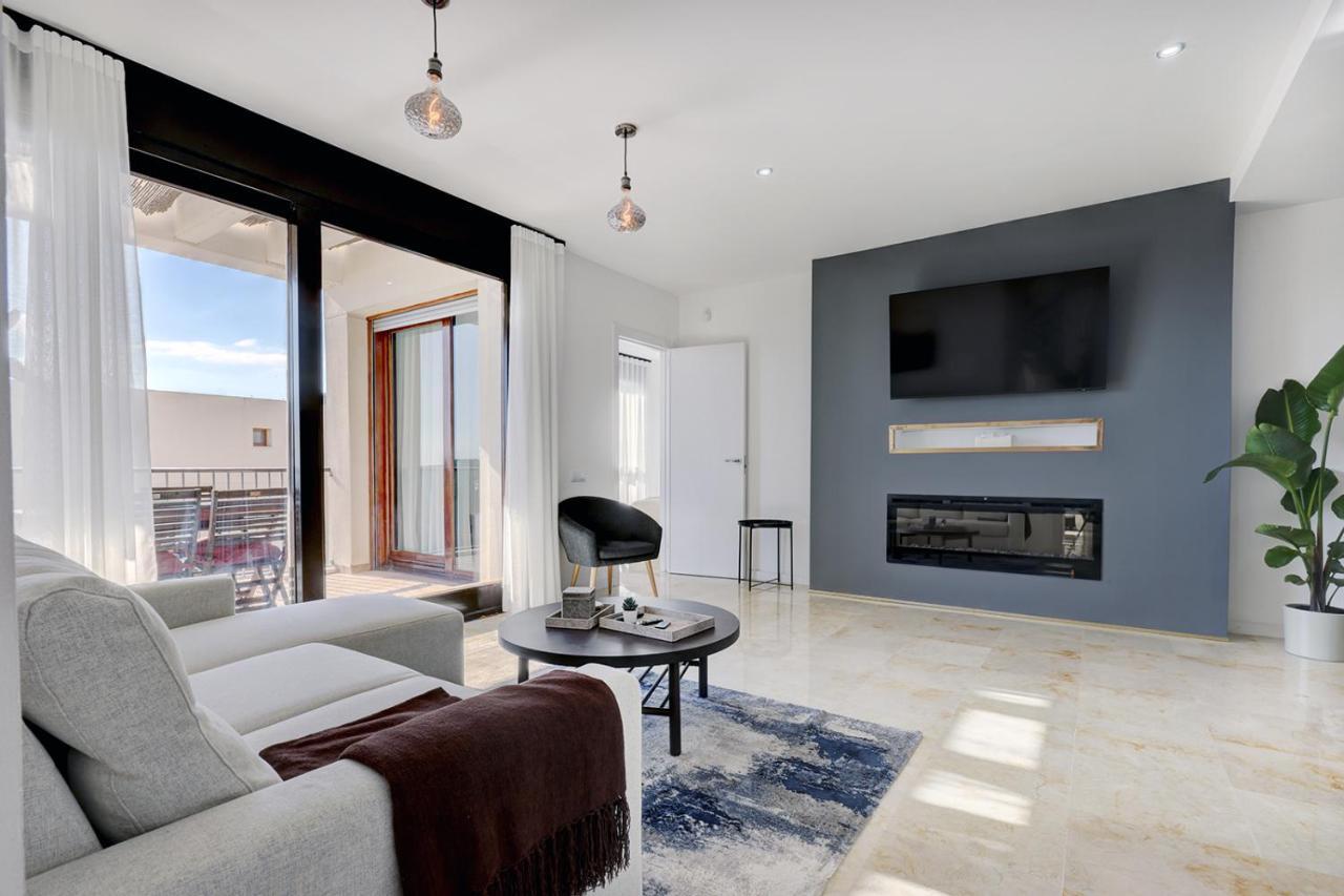 Modern, Elite Hillside W/sea & Mountain Views Apartment